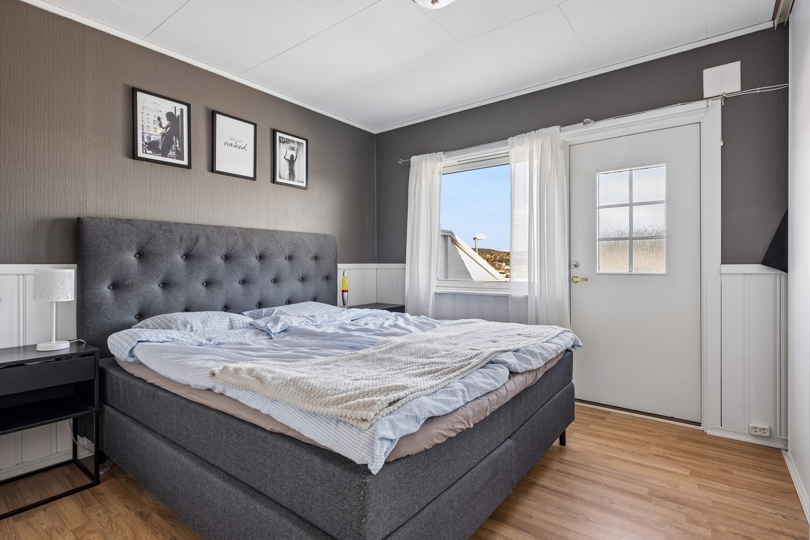 Tre av boligens soverom ligger i 1. etasje. Hovedsoverommet har god plass til dobbeltseng. I tillegg får man skyvedørsgarderobe og direkte utgang til solfylt veranda. Galleribilde