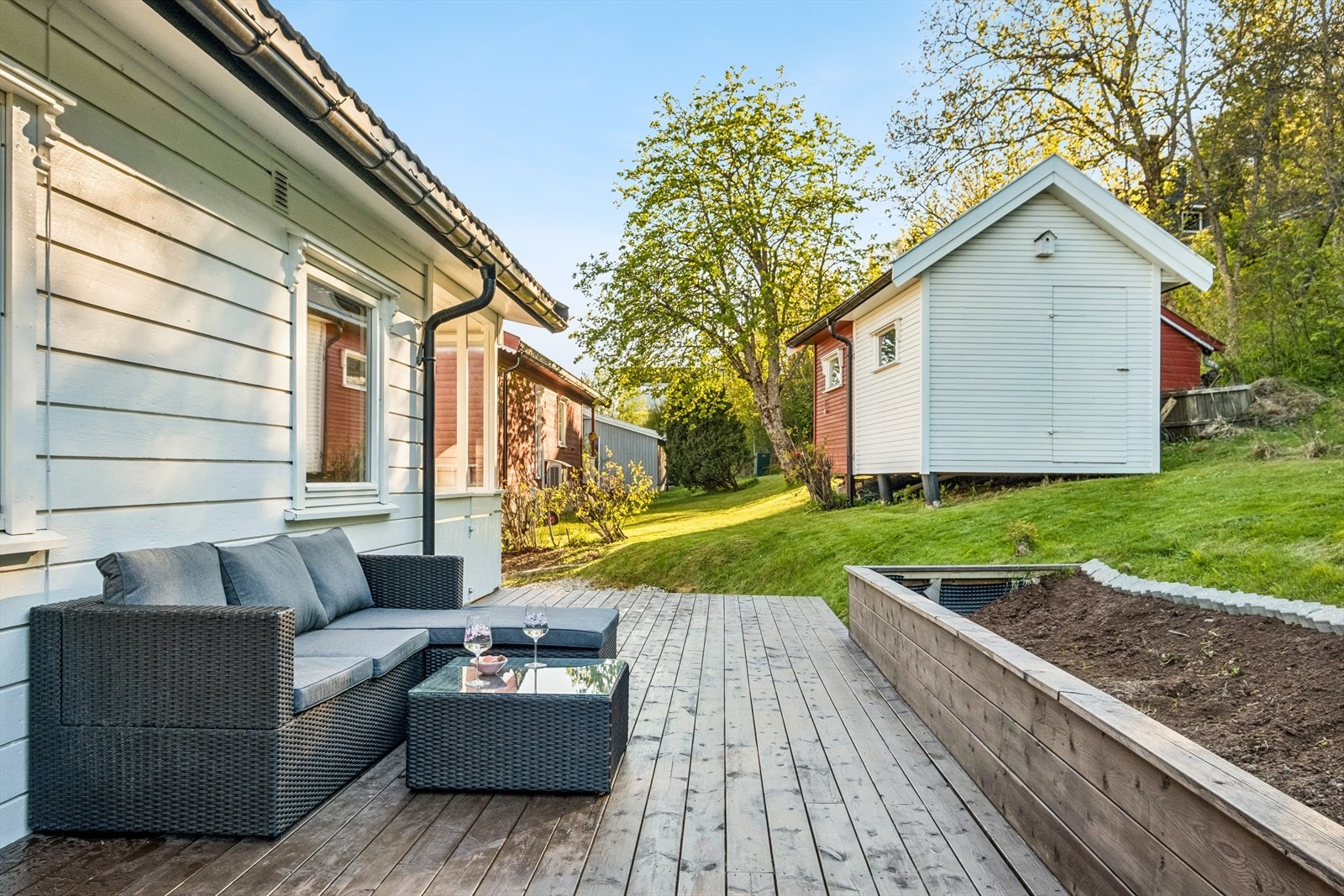 Terrasse som gir fine rammer for uteplass og hyggelige sommerdager Galleribilde