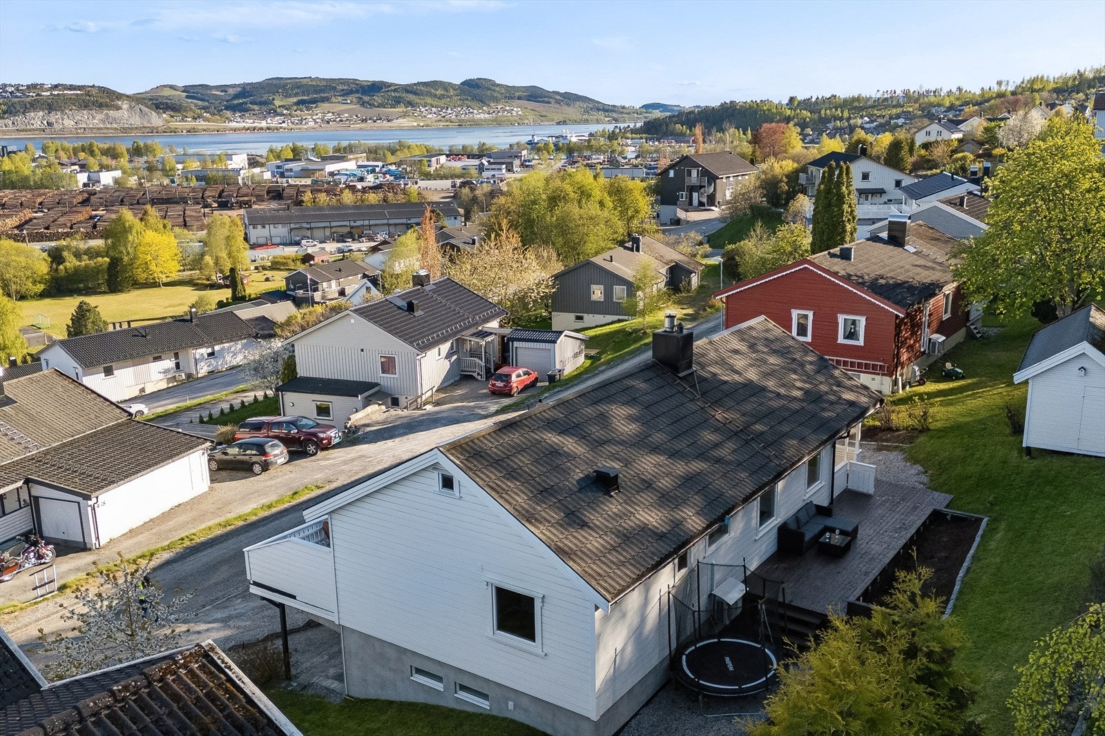 Oversiktsbilde som viser eiendommens plassering i et etablert boligområde med kort vei til sentrum Galleribilde