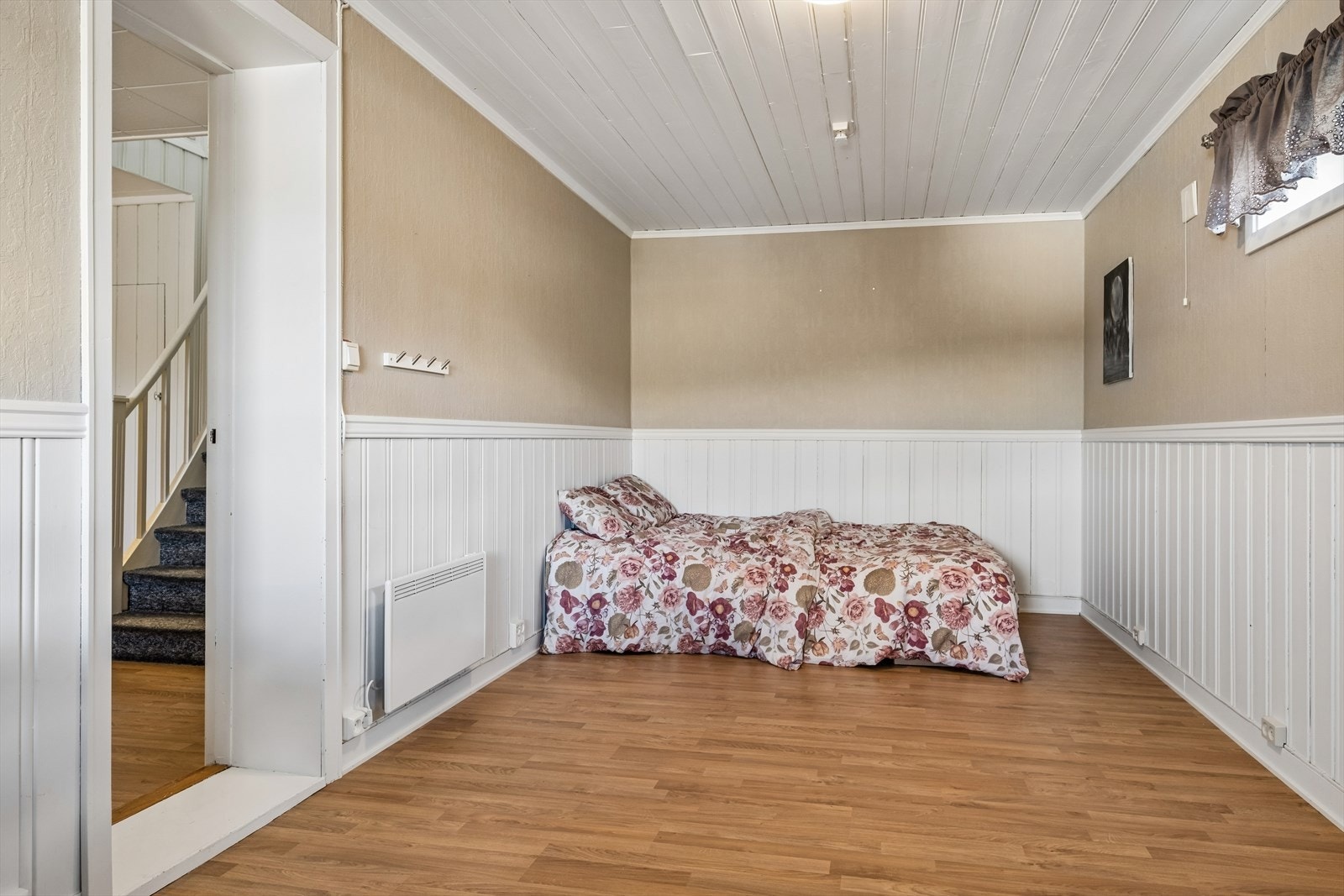 Det siste soverommet ligger fint til i sokkeletasje, og er av romslig karakter Galleribilde