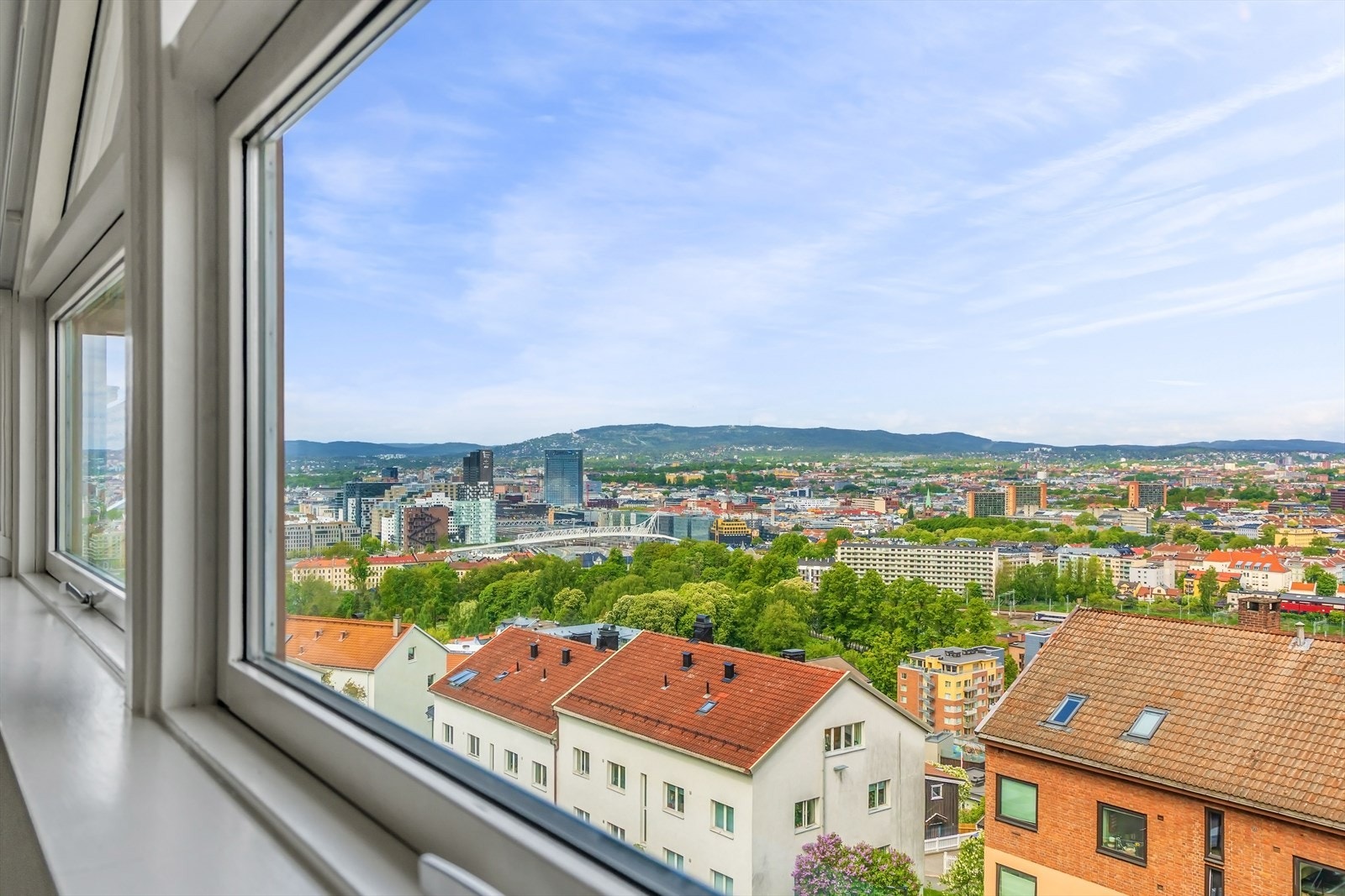Vi har gleden av å presentere Ekebergveien 33b! En lys og innholdsrik perle, med fantastisk panoramautsikt. Foto: Trond Walsø. Galleribilde