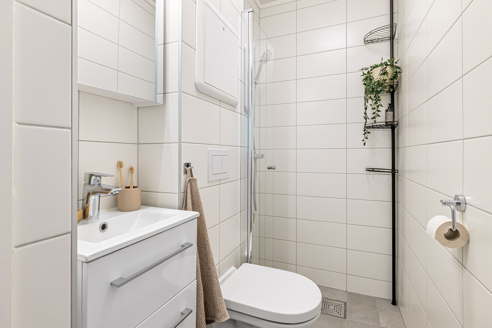 Badet, som er totalrehabilitert i 2024, inkluderer veggmontert toalett, dusjhjørne med glassdør og en moderne baderomsinnredning. Galleribilde