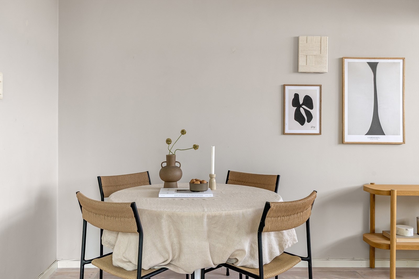 God plass til spisebord og annet møblement. Galleribilde