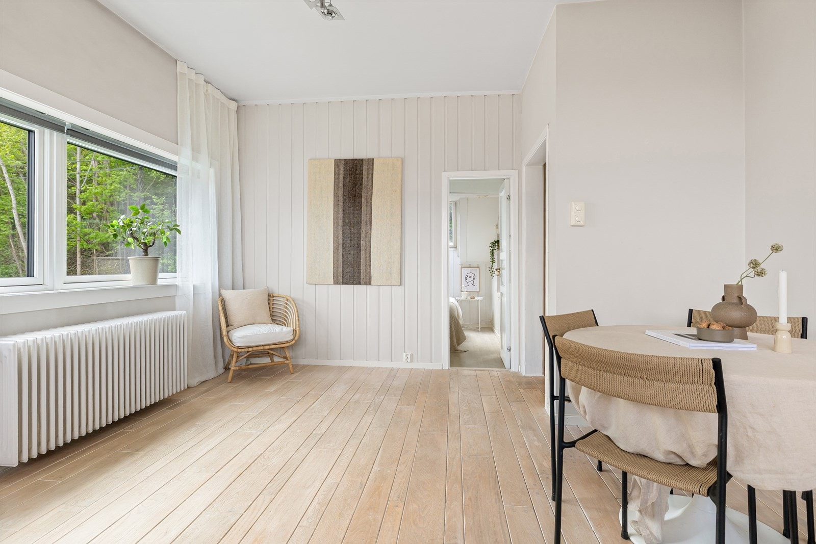 Fra stuen beveger vi oss inn til soverommet. Galleribilde