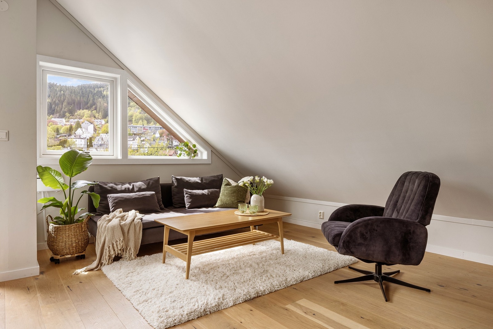 Lys og fin stue med flott 1-stavs parkett på gulv. Galleribilde