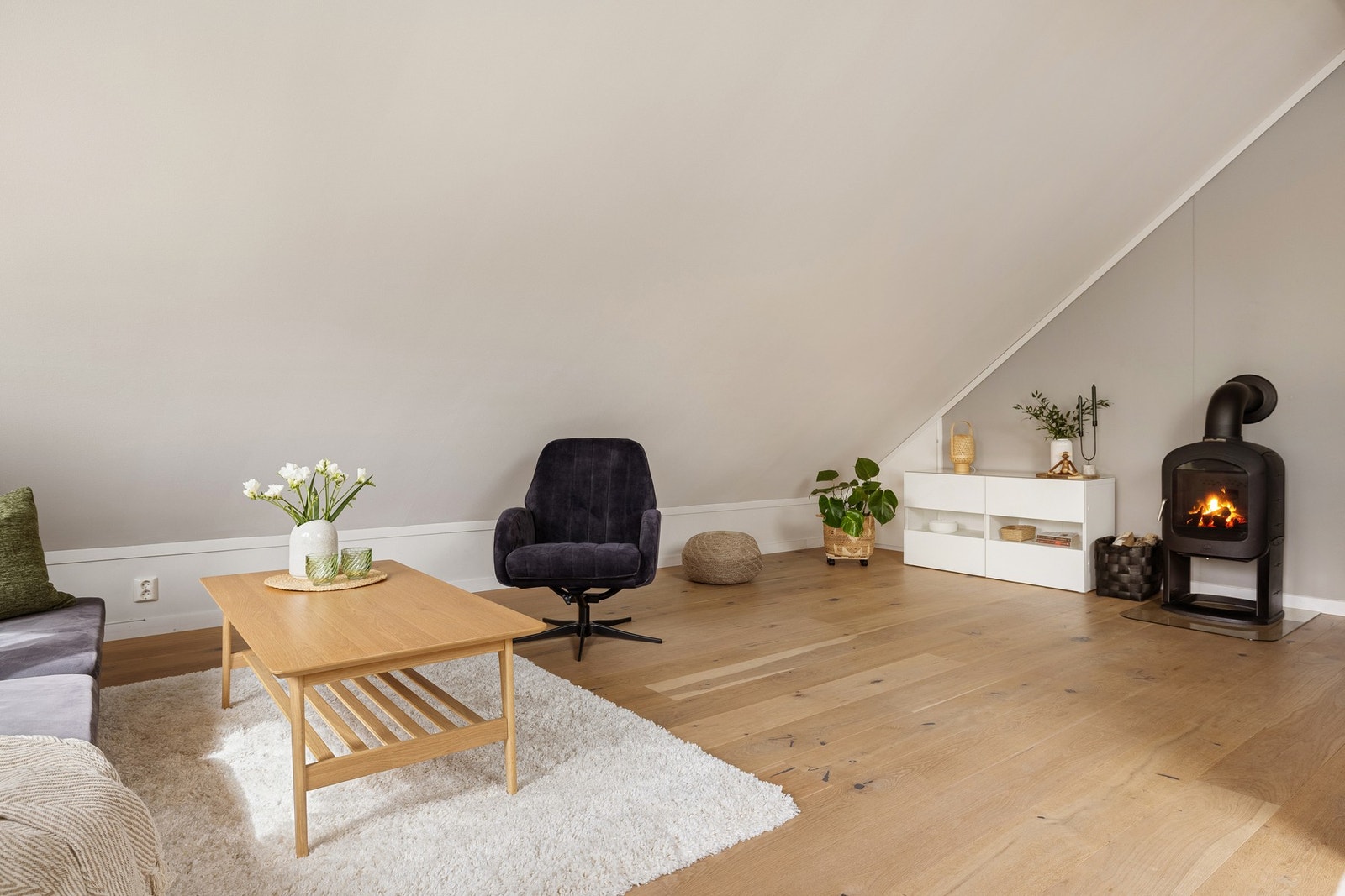 Herlig peisovn i stue som både skaper hygge og gir god varme på kalde vinterdager. Galleribilde