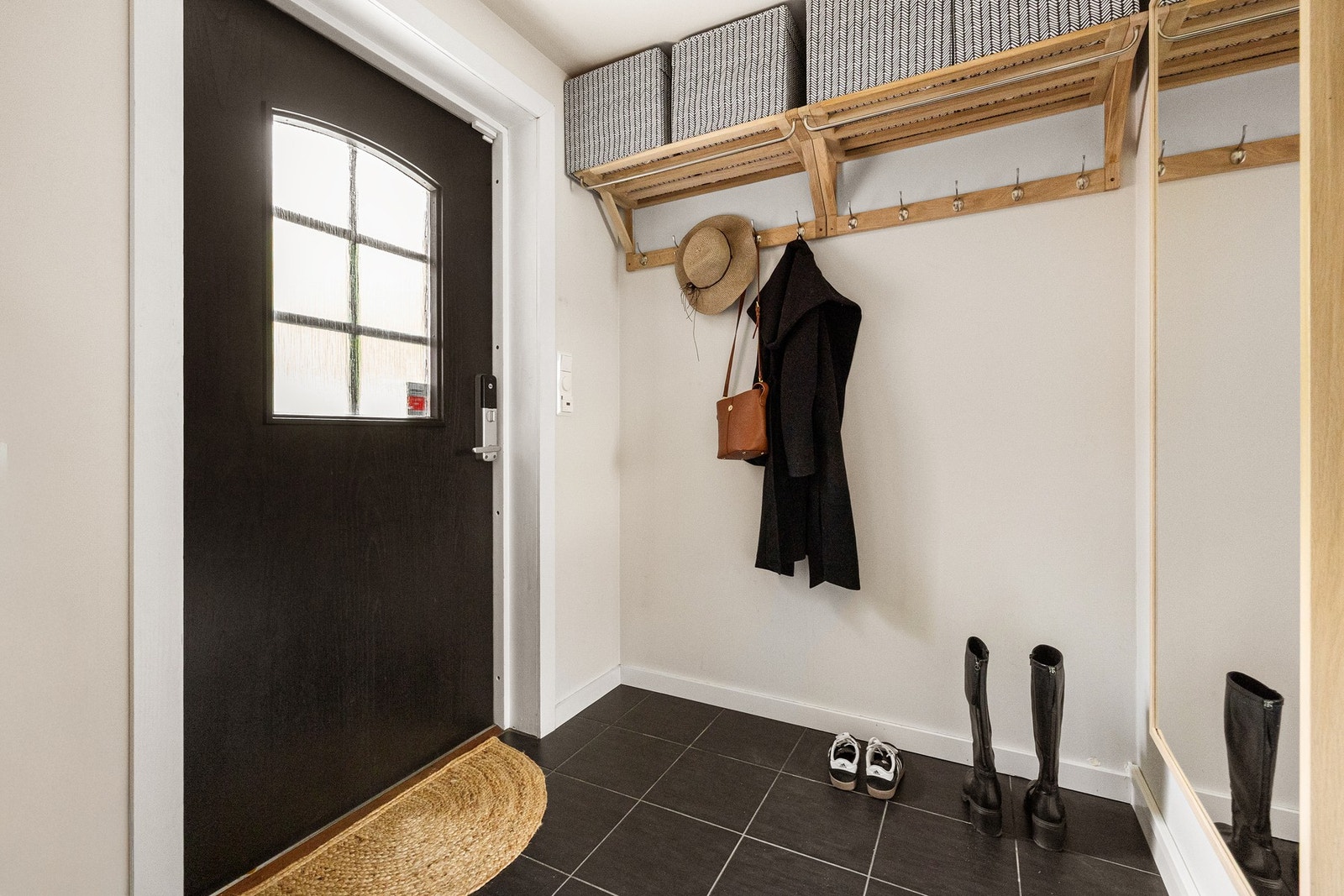 Yale doorman på ytterdør. Galleribilde