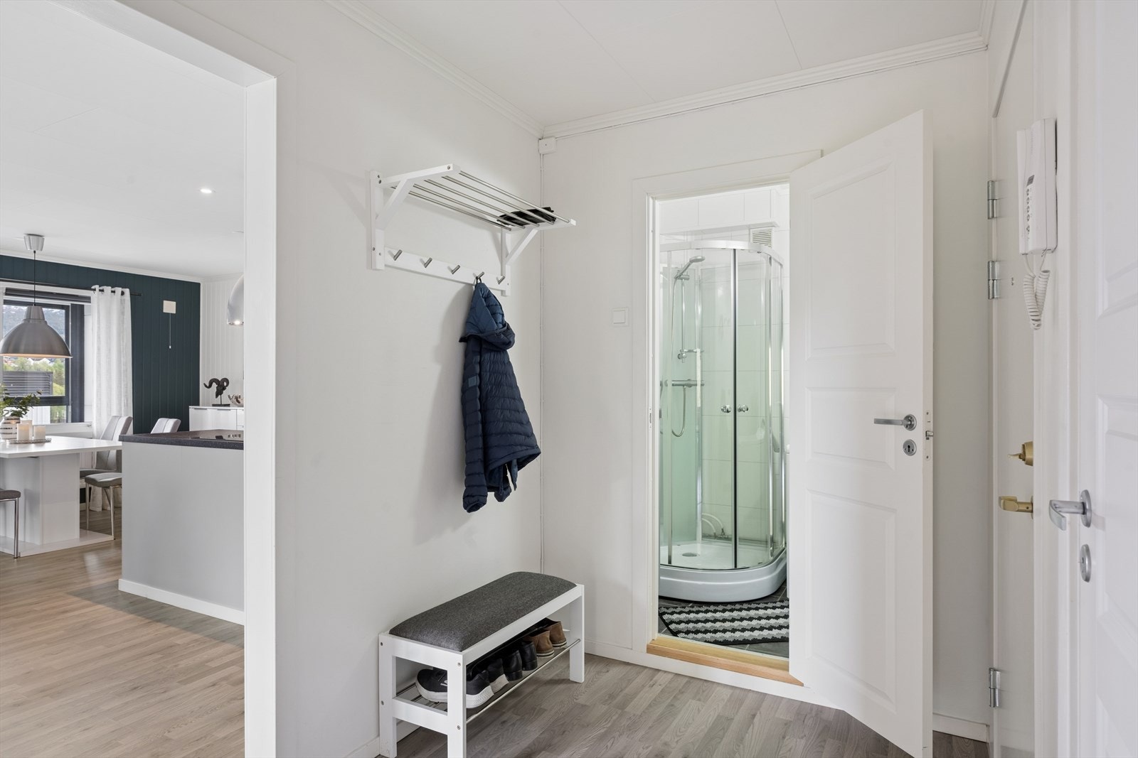 Velkommen inn! Fra felles gang kommer du inn i entreen hvor du har plass til henge fra deg yttertøy Galleribilde