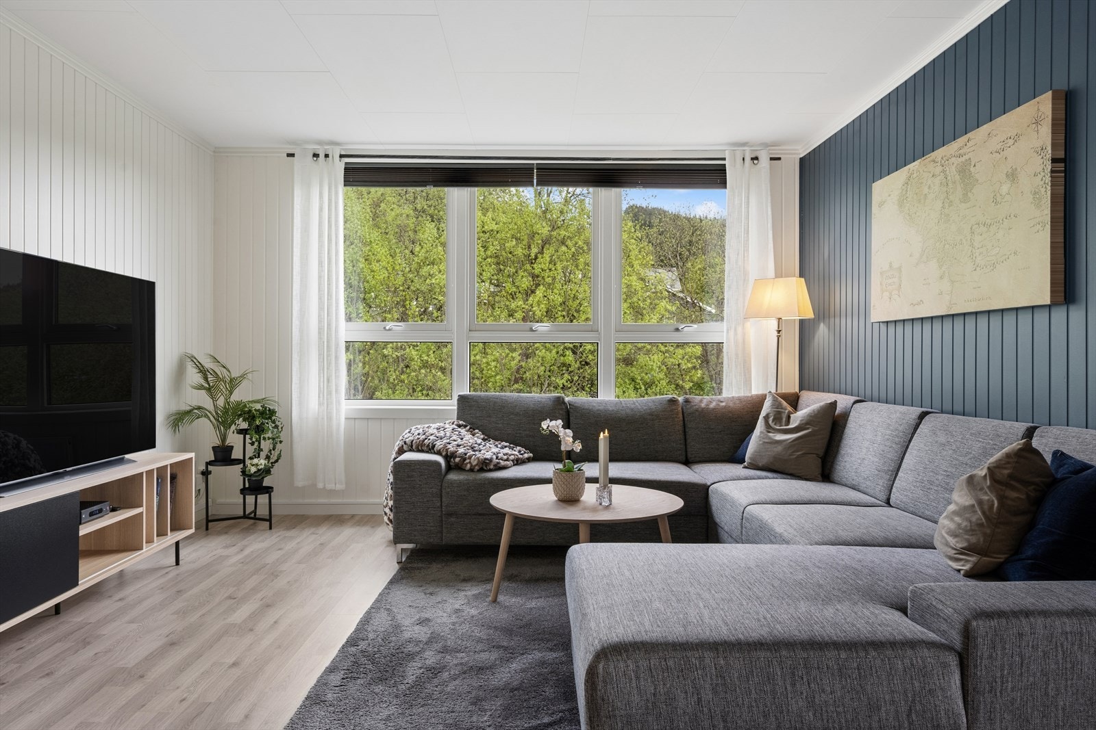Store vindusflater slipper inn godt med lys Galleribilde