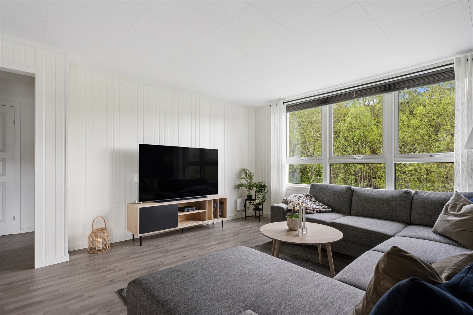 Stuen fremstår som romslig og kan lett innredes med større sittegruppe Galleribilde
