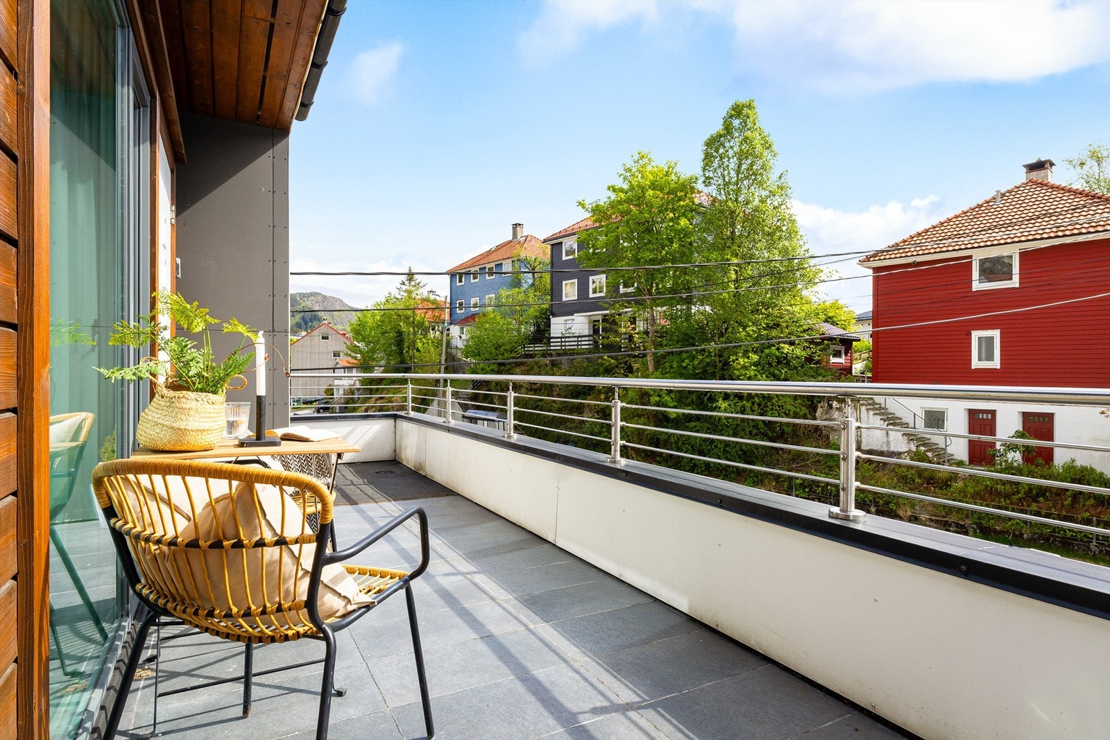 Ved inngangen til leiligheten har man en fin uteplass som kan nytes på solrike dager. Galleribilde