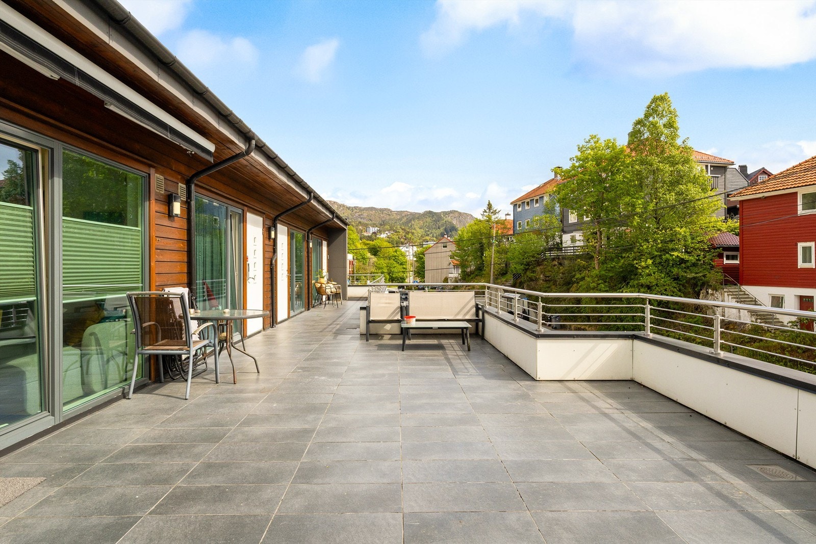 Busstopp et steinkast unna leiligheten med hyppige avganger mot Bergen sentrum. Galleribilde