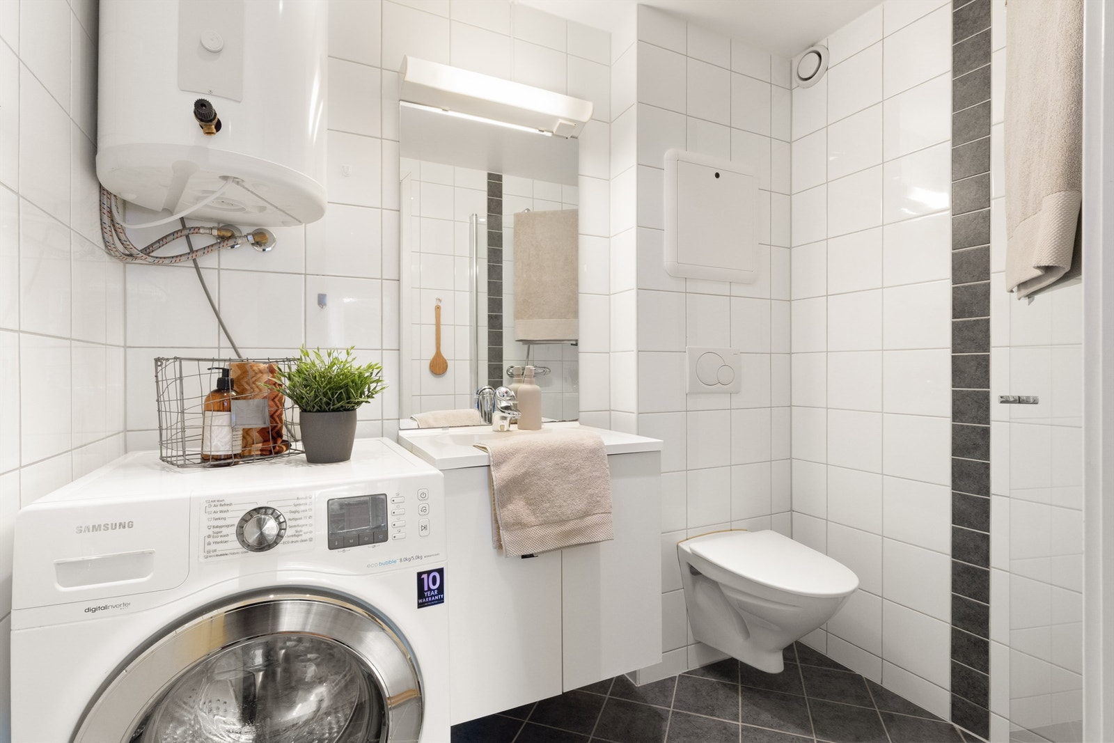 Delikat helfliset bad fra byggeår med varme i gulv. Badet har rør-i-rør system, samt opplegg for vaskemaskin. Vaskemaskin følger med om ønskelig. Galleribilde