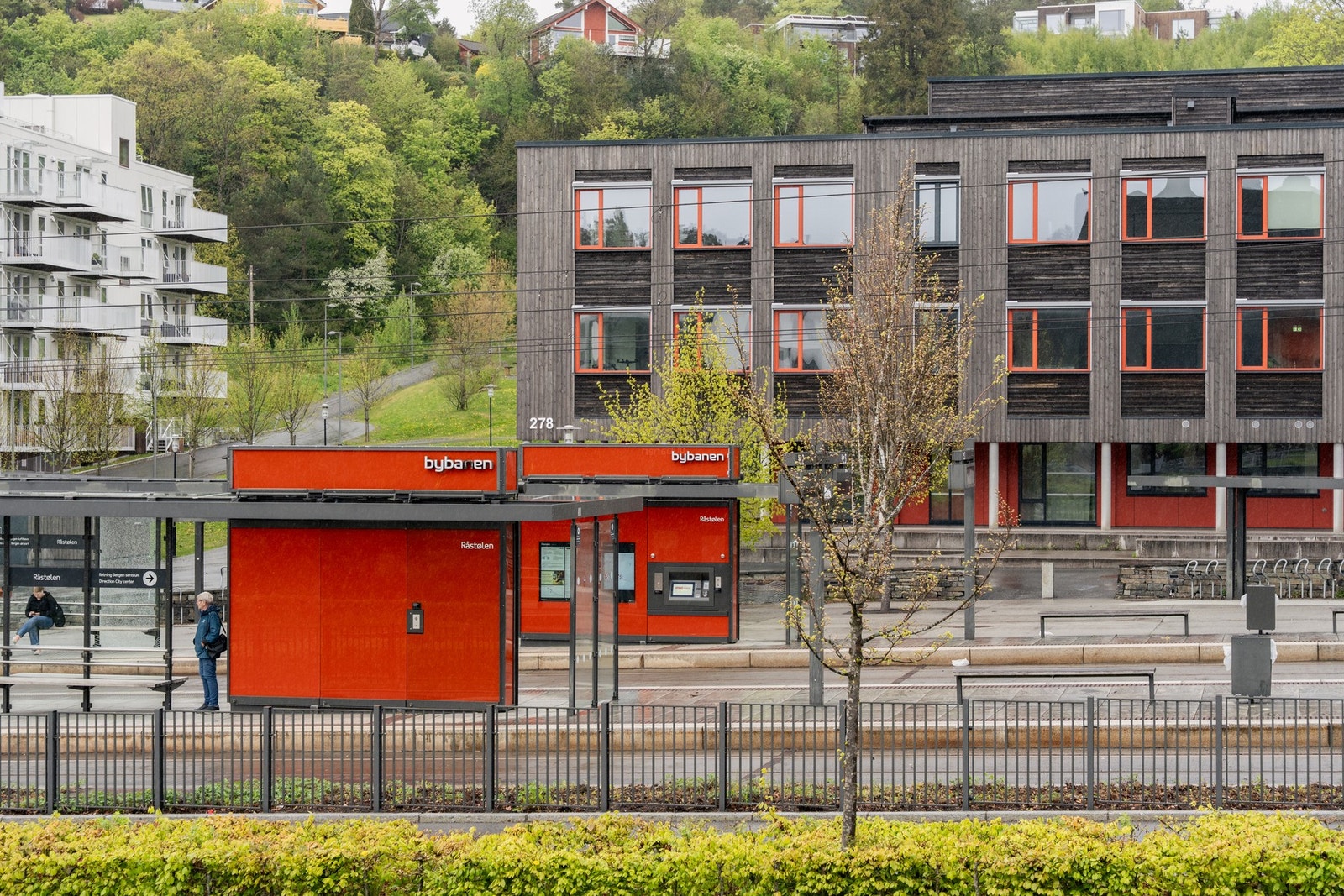 Bybanen ligger like ved og har hyppige avganger til Bergen sentrum og Flesland. Galleribilde