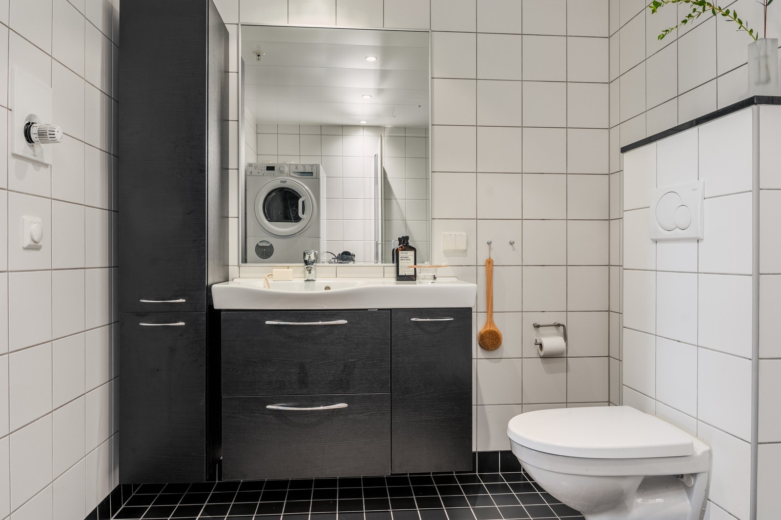 Badet måles til 5,9 kvm. og er helfliset med innfelte downlights i himling, og underliggende varmekabler. Galleribilde