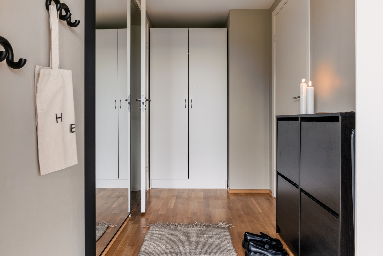 Leilighetens entré måles til 4,7 kvm. med god plass til å oppbevare yttertøy og sko, blant annet i en garderobe. Galleribilde