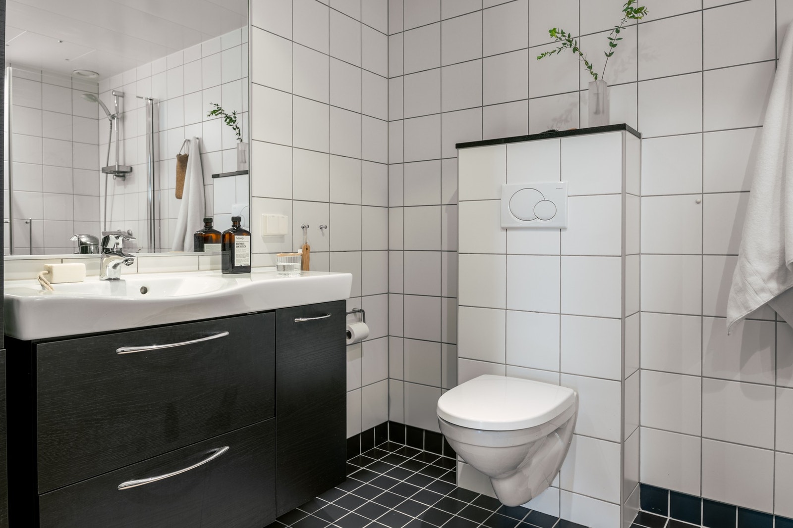 Badet er innredet med vegghengt toalett, dusjhjørne og dusjgarnityr, og baderomsmøblement med speil og belysning. Galleribilde