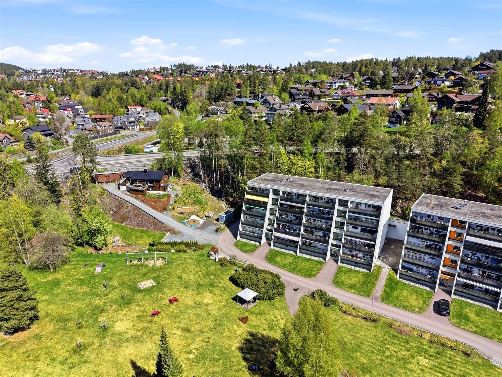 Leiligheten ligger sentrumsnært og solrikt til med kort vei til "det meste"! Galleribilde