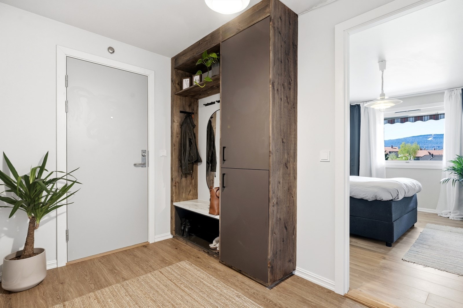 Velkommen inn! Leiligheten ligger i en høy 1. etasje. Galleribilde