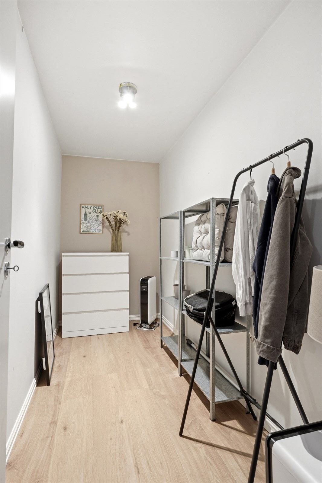 Leiligheten har en praktisk intern bod som gir ekstra lagringsplass. Galleribilde