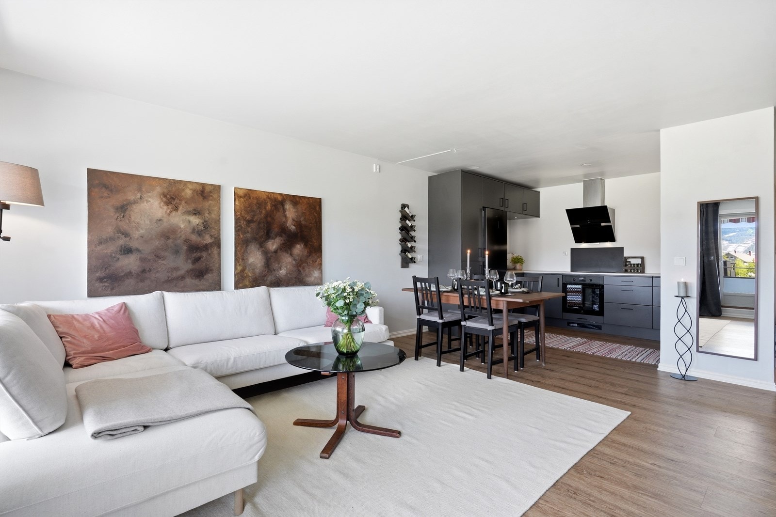 Stuen har god plass til både sofagruppe og spisebord. Galleribilde