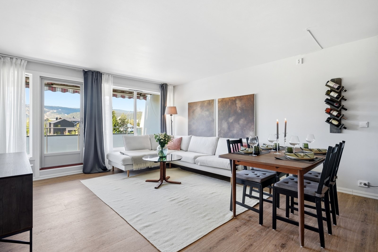 Store vindusflater og utgang til balkongen gir rikelig med dagslys. Galleribilde