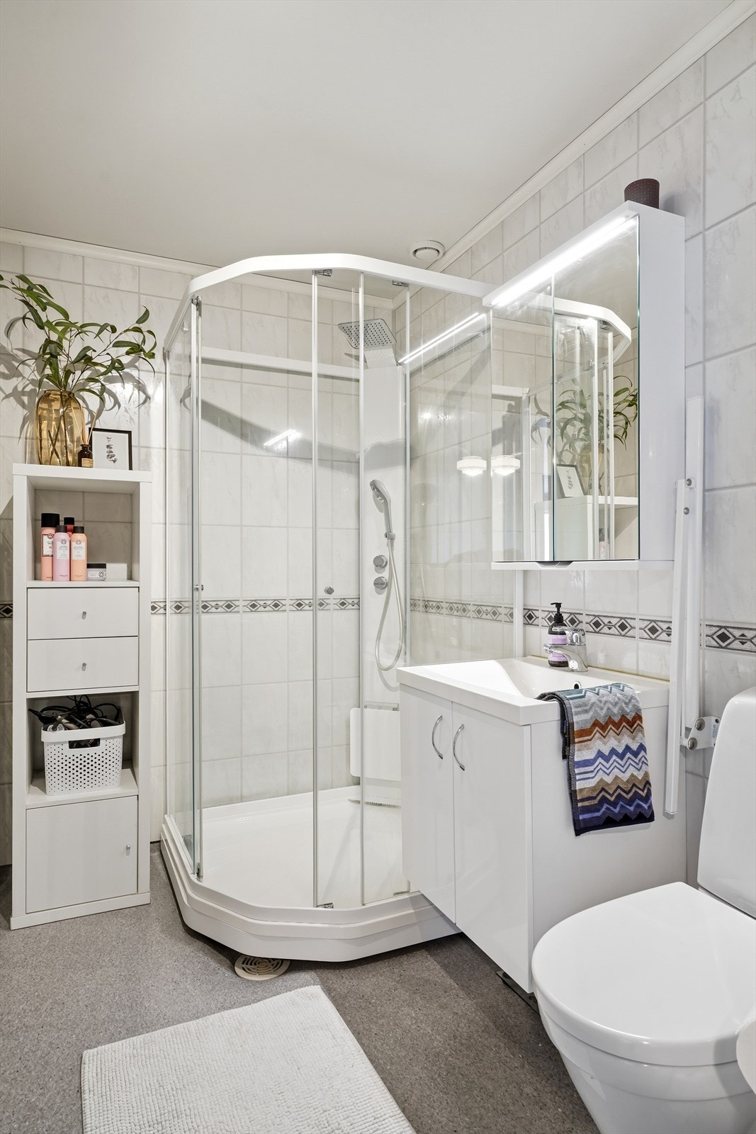 Badet har fliser på veggene og vinylbelegg med gulvvarme. Galleribilde
