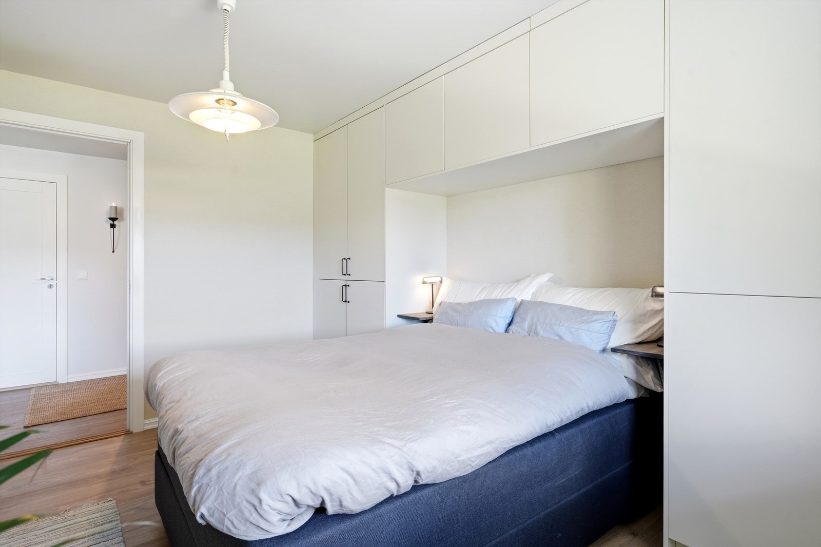 Rommet har god plass til dobbeltseng og vender ut mot rolige omgivelser. Galleribilde