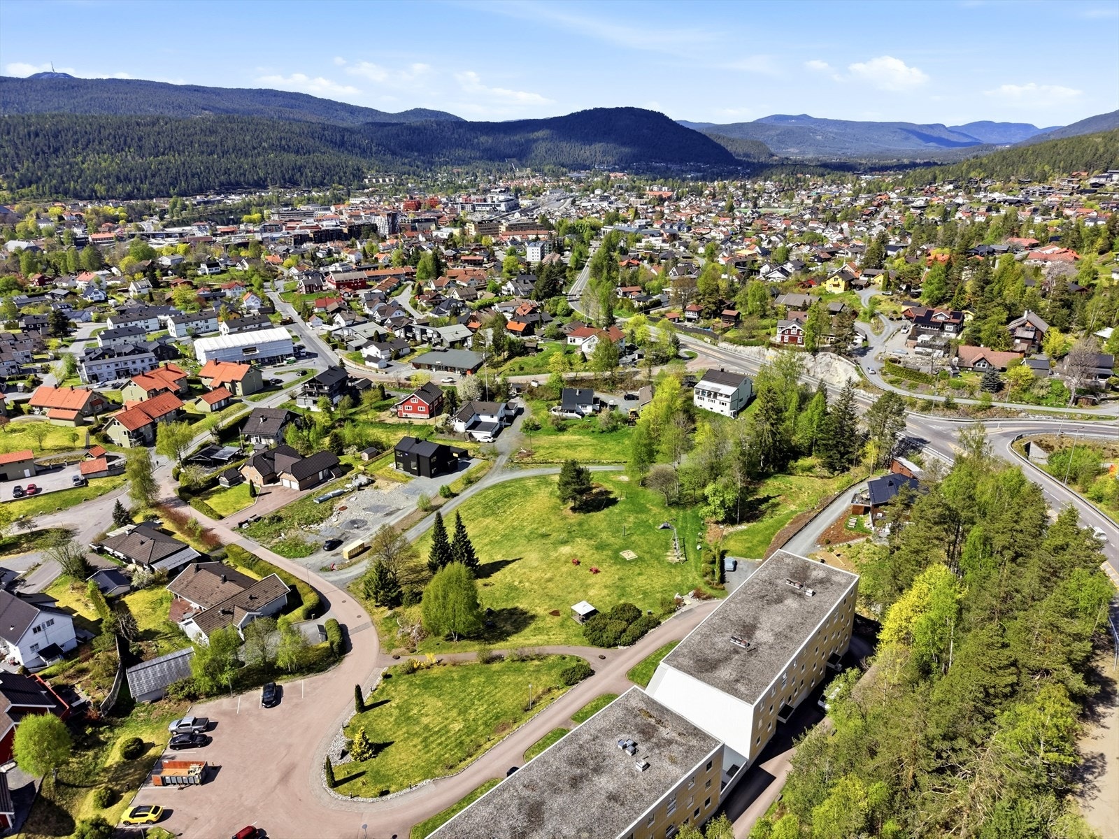 Fra eiendommen er det ca. 2 km til Kongsberg sentrum med togstasjon, butikker og servicetilbud. Galleribilde