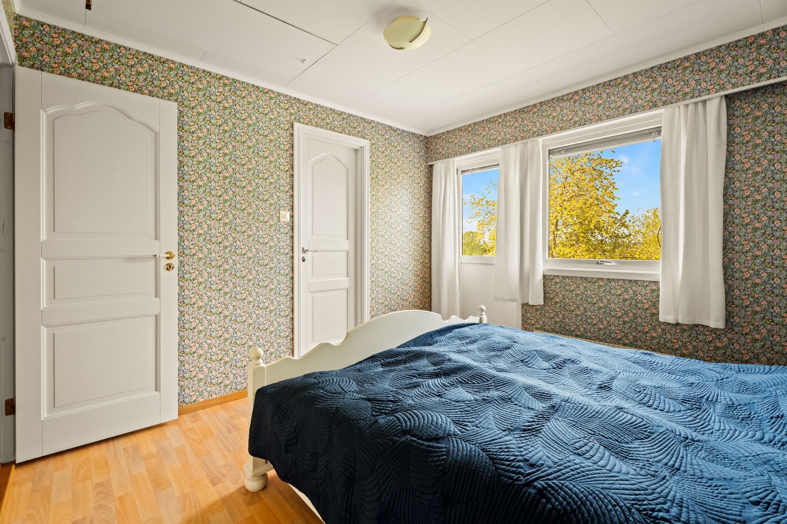 Hovedsoverom med plass til dobbeltseng og garderobeløsning Galleribilde