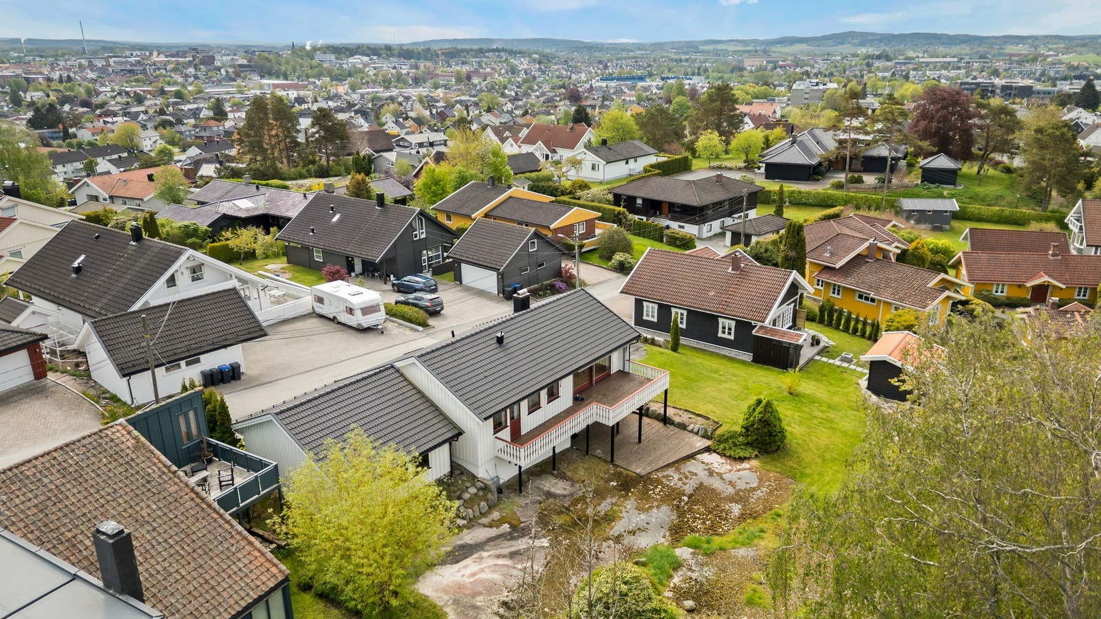 Eiendommen ligger i et attraktivt og etablert boligområde på Øvre Lande Galleribilde