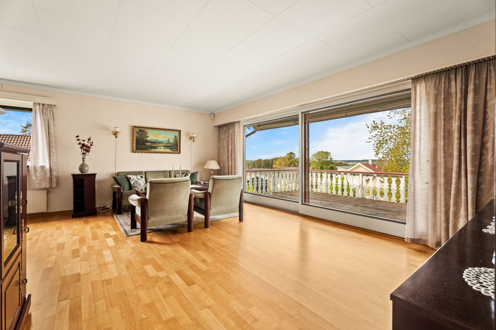 Store oppholdsflater med plass til både sofagruppe og spisebord Galleribilde