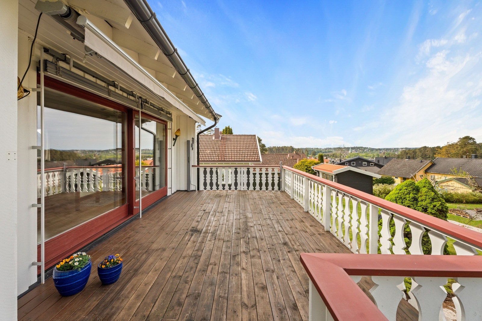 Meget romlig terrasse med syd/vest vendt beliggnhet Galleribilde