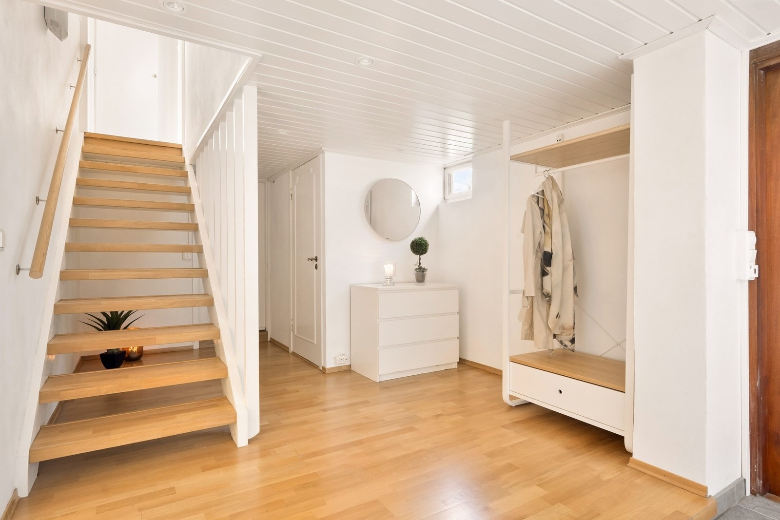 Boligens inngangsparti ligger i underetasjen. Galleribilde