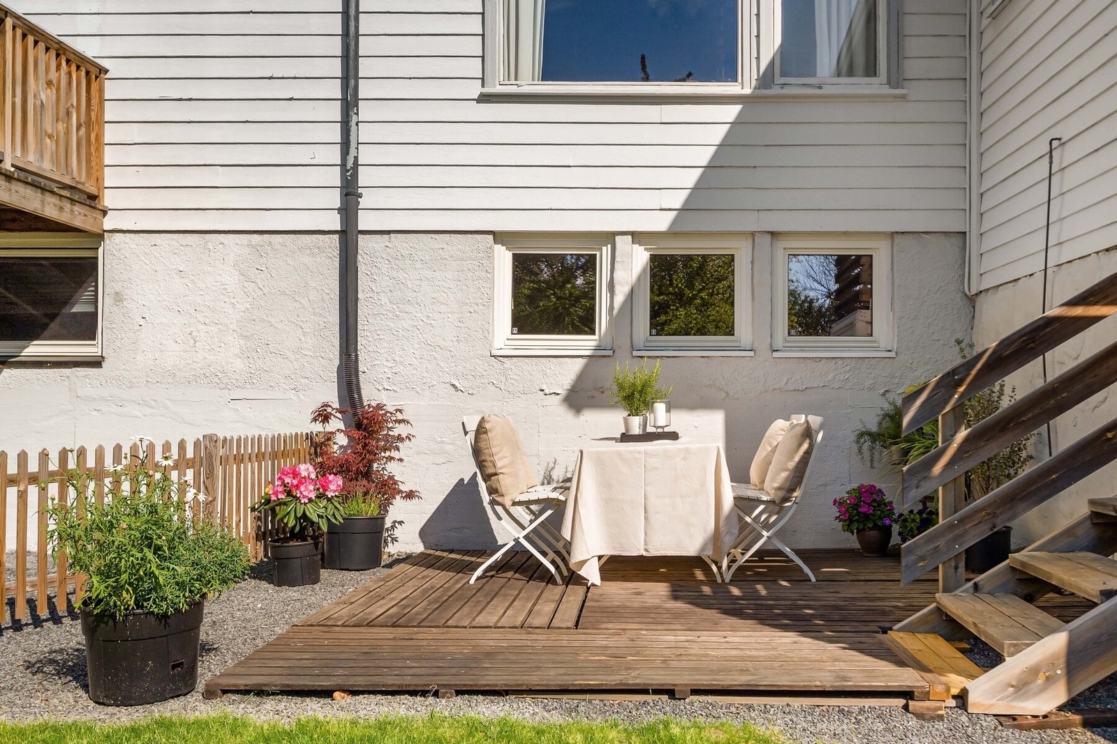Fra terrassen er det trapp ned til ytterligere en uteplass. Galleribilde