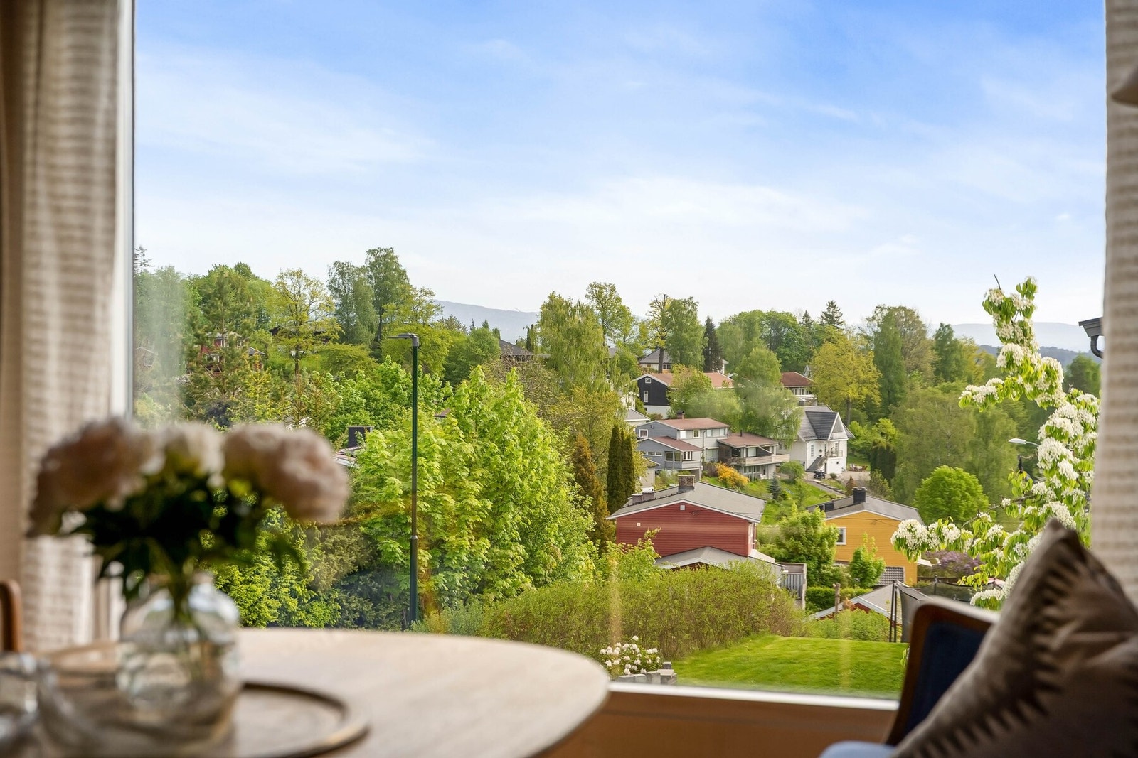 Hyggelig utsikt over nabolaget og helt til Holmenkollen. Galleribilde