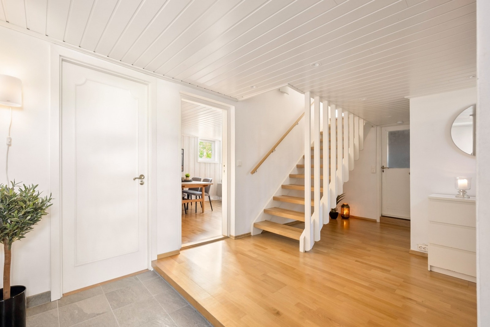 Entréen av entréen er byggmeldt som vedbod (som er innlemmet i entréen) dette arealet er ikke godkjent for varig opphold. Galleribilde