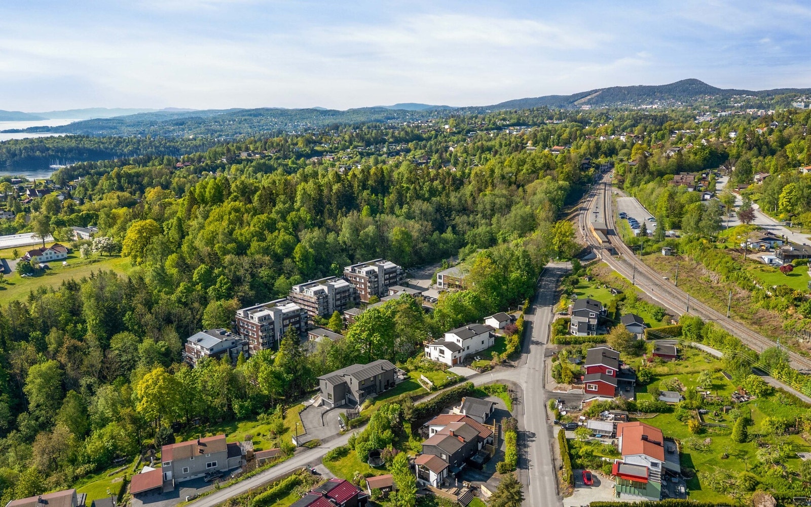 Eiendommen ligger høyt og fritt til i et veletablert område med hyggelige naboer. Galleribilde