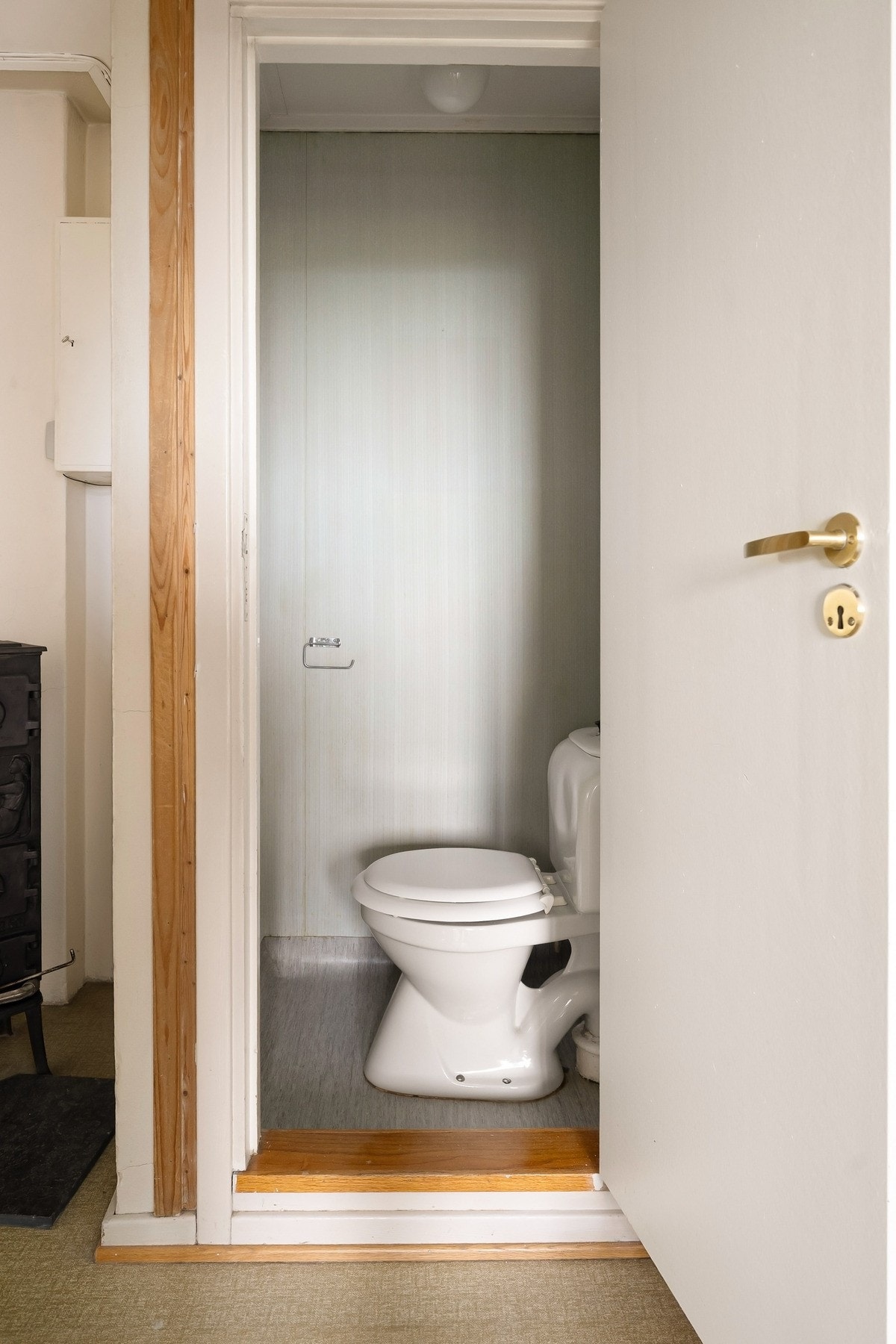 Toalettet er plassert i et eget rom vegg i vegg med badet. Galleribilde