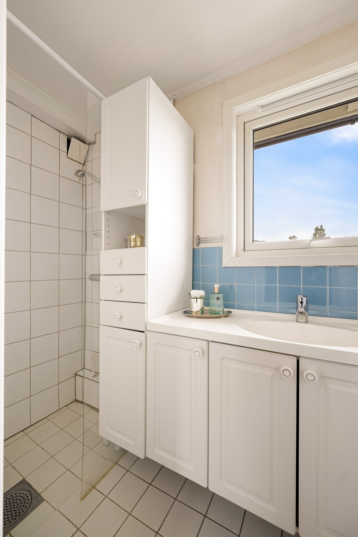 Badet har dusjnisje og innredning med mye oppbevaringsplass. Galleribilde