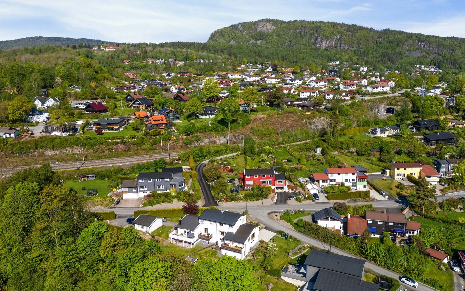 For den som er glad i tur og trening er det kort vei både ned til sjøen og opp til marka. Galleribilde