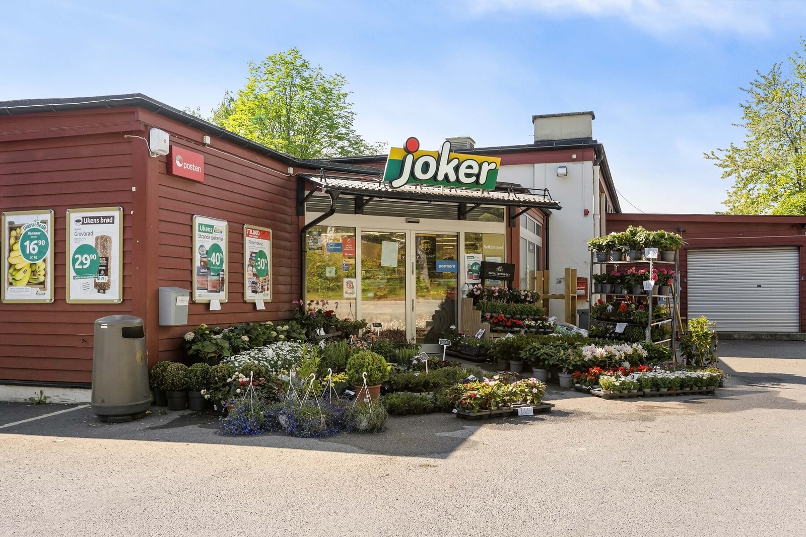 Rett bortenfor stasjonen ligger det en søndagsåpen Jokerbutikk. Galleribilde