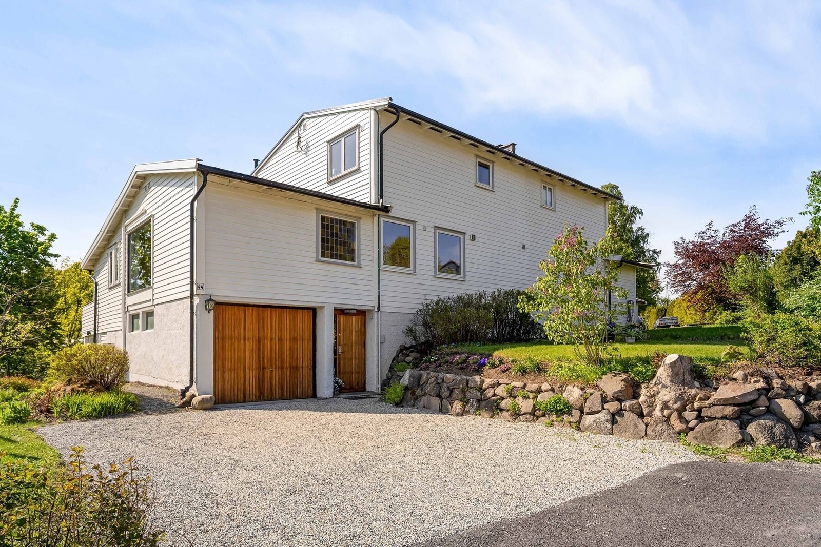 Det er parkering for en bil i garasjen samt god plass til flere biler på gårdsplassen. Galleribilde