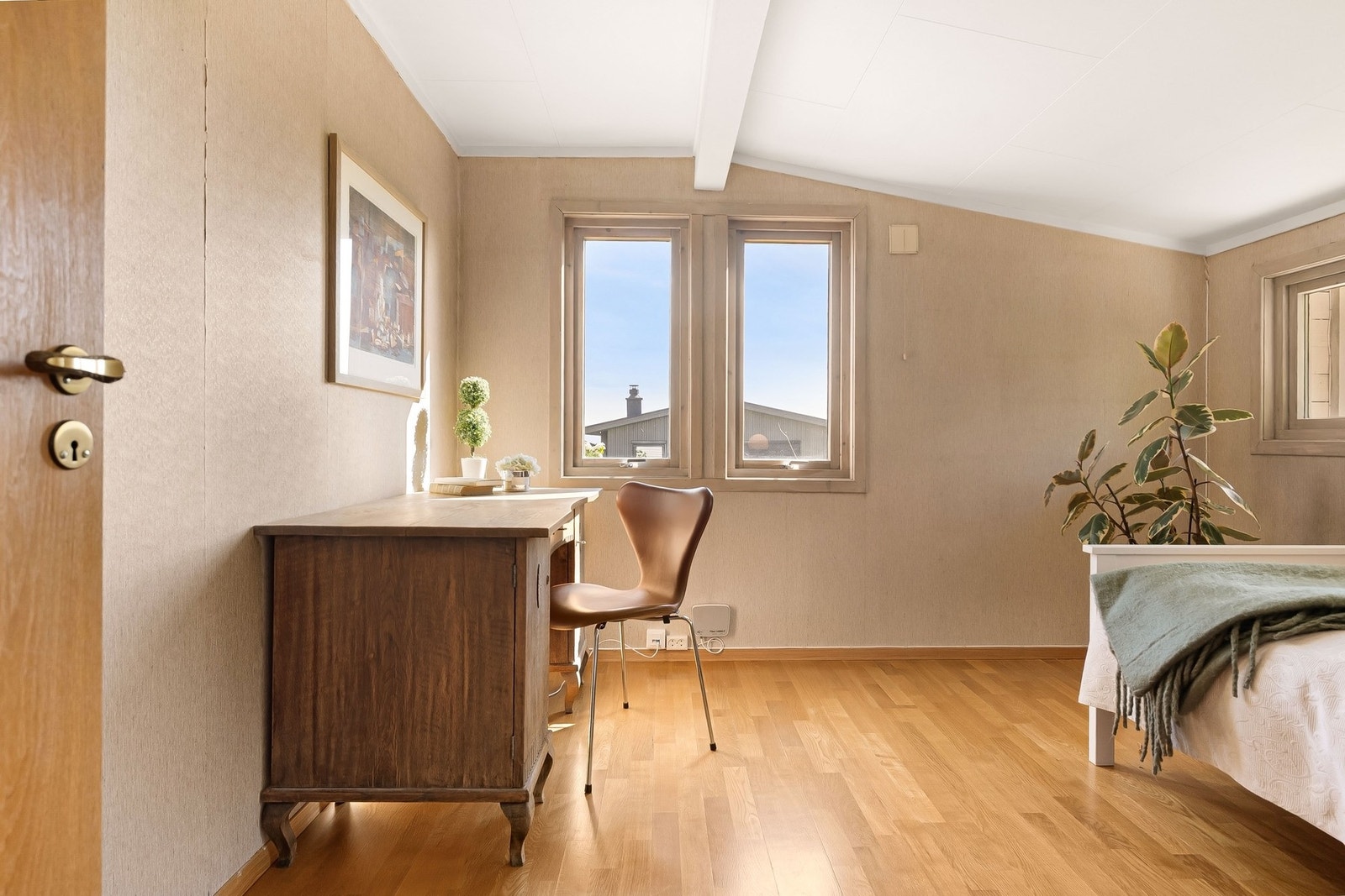 Rommet er av god størrelse med plass til både seng, skrivebord og garderobeløsning. Galleribilde