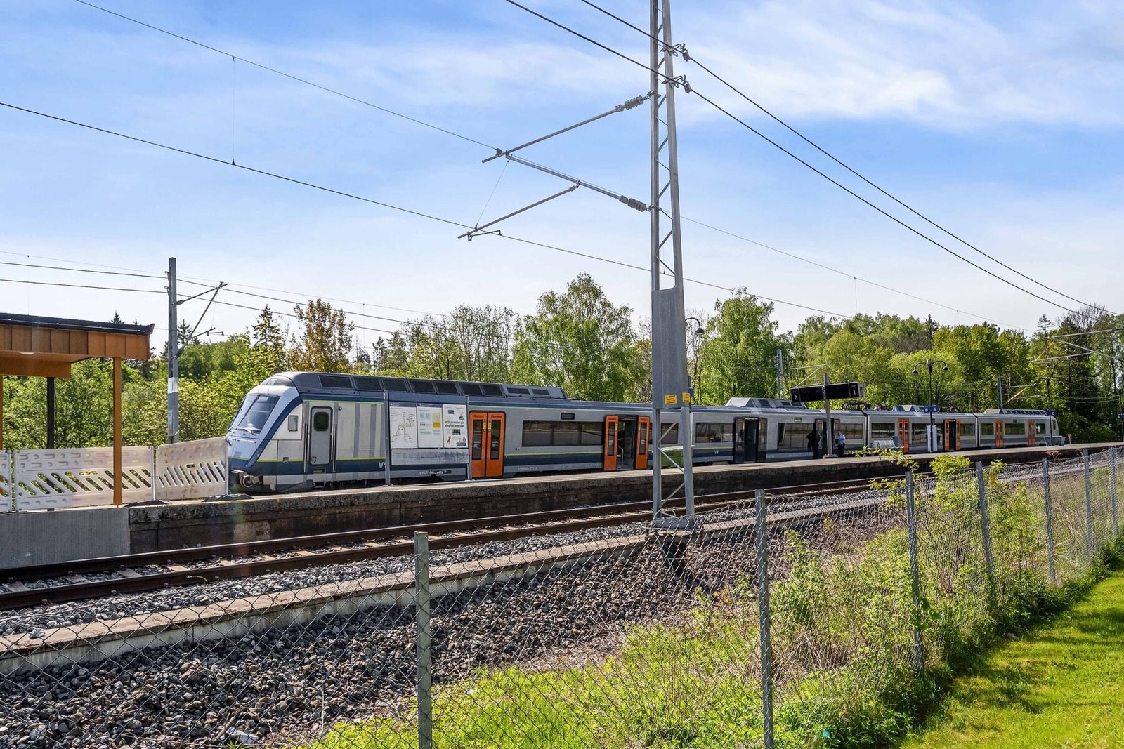 Fra Vakås stasjon går det tog utover mot Asker og innover mot Sandvika og Oslo. Galleribilde