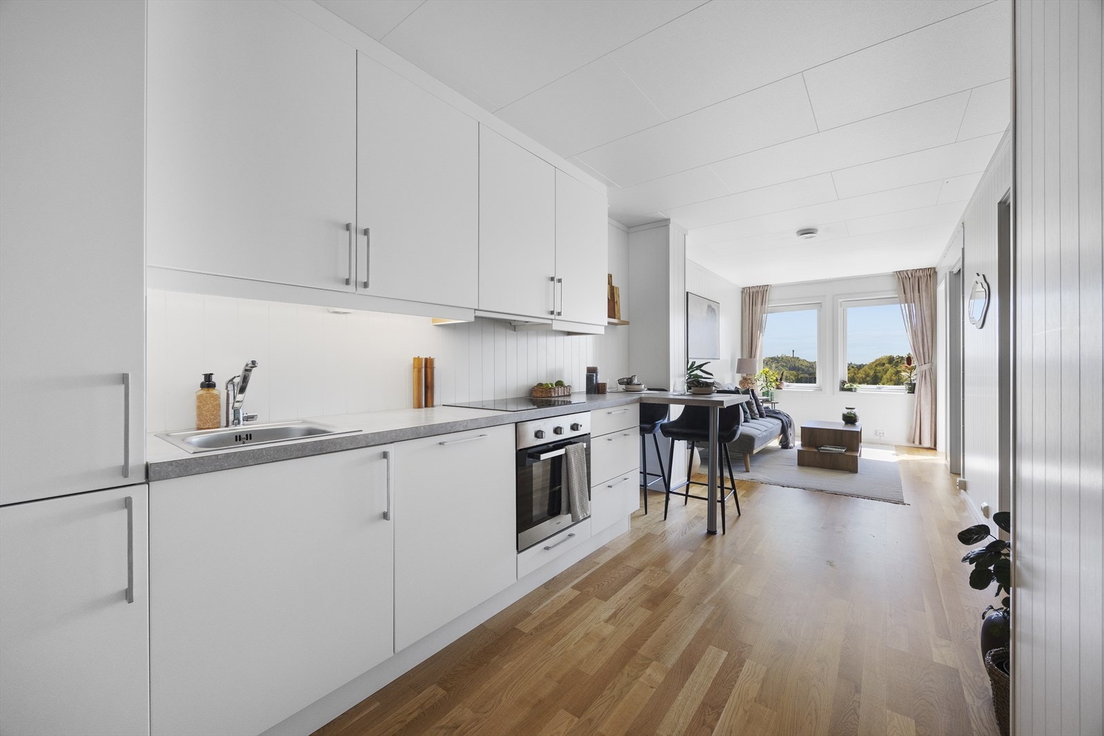 Leiligheten har god standard med parkett på gulv, kjøkkeninnredning fra Strai med integrerte hvitevarer. Galleribilde