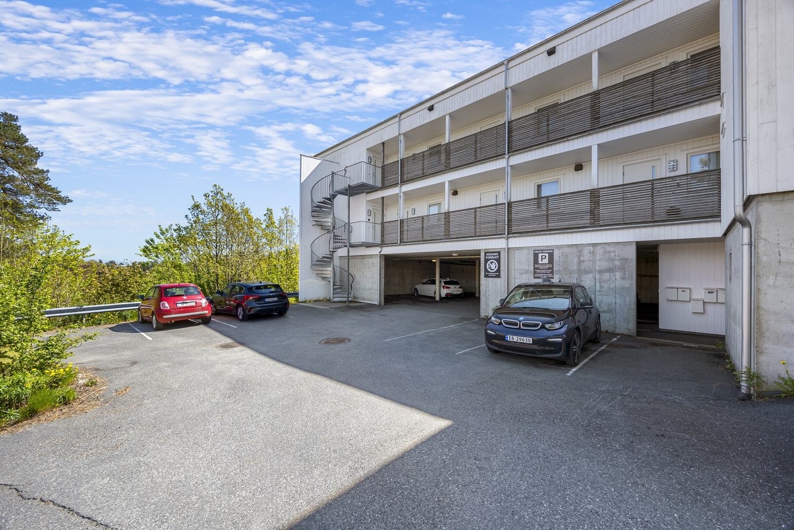 Parkeringsplass på felles parkeringsplass foran bygget. Det er mulighet til å lade elbil. Galleribilde