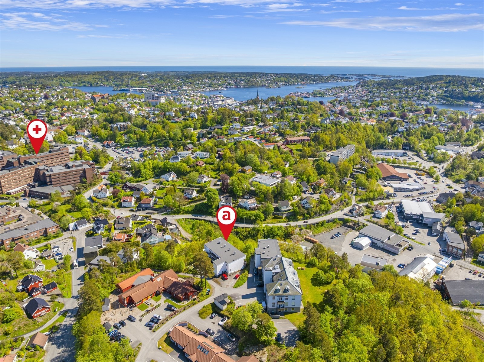 Leiligheten ligger på Furukollen i utkanten av Arendal sentrum. Kort vei til bussforbindelser, matbutikker, sykehuset, diverse bakerier,
dyrebutikk m.m. på Myrene, samt nærhet til fine turområder. Galleribilde