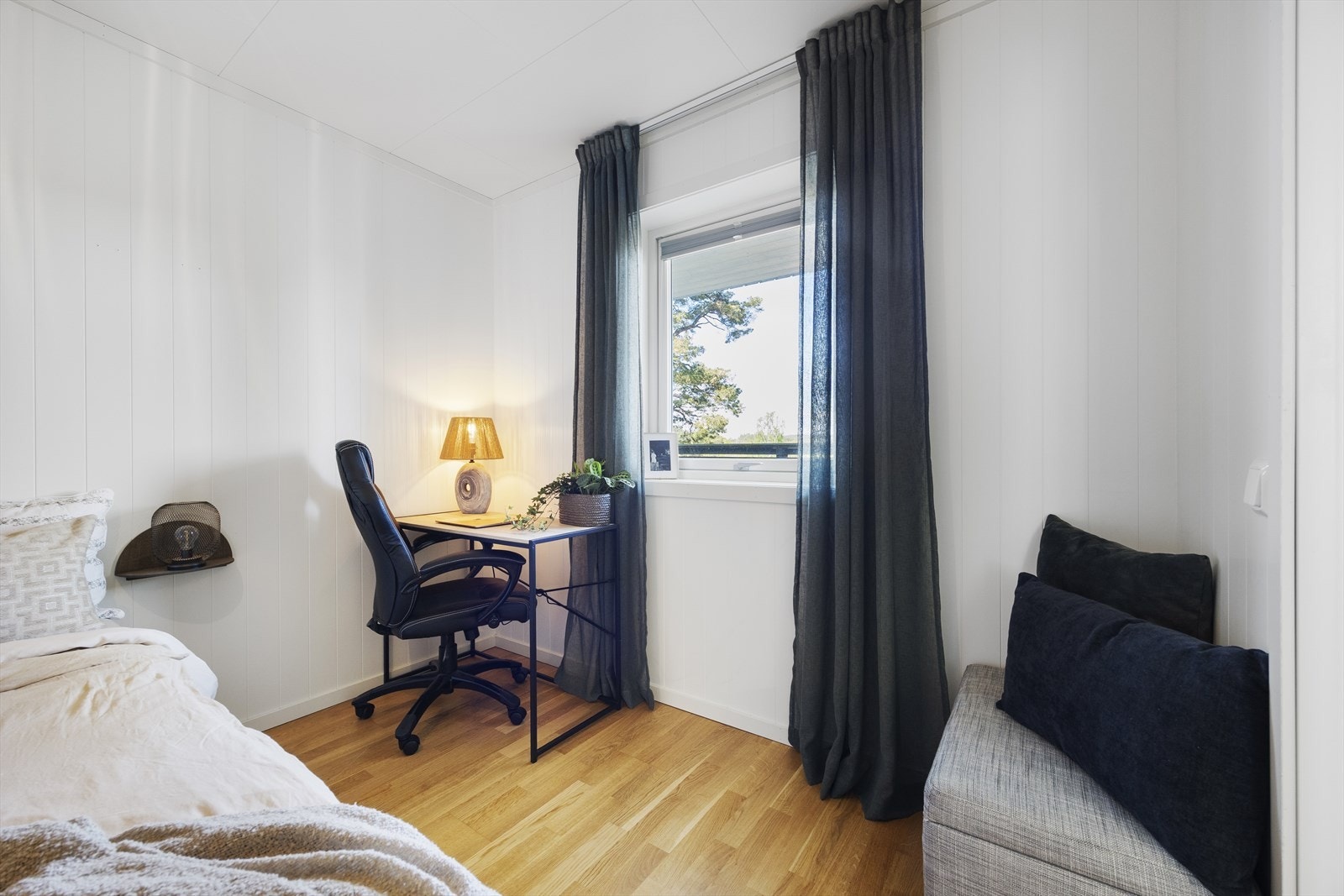 God plass til garderobeskap og skrivebord på soverommet. Galleribilde
