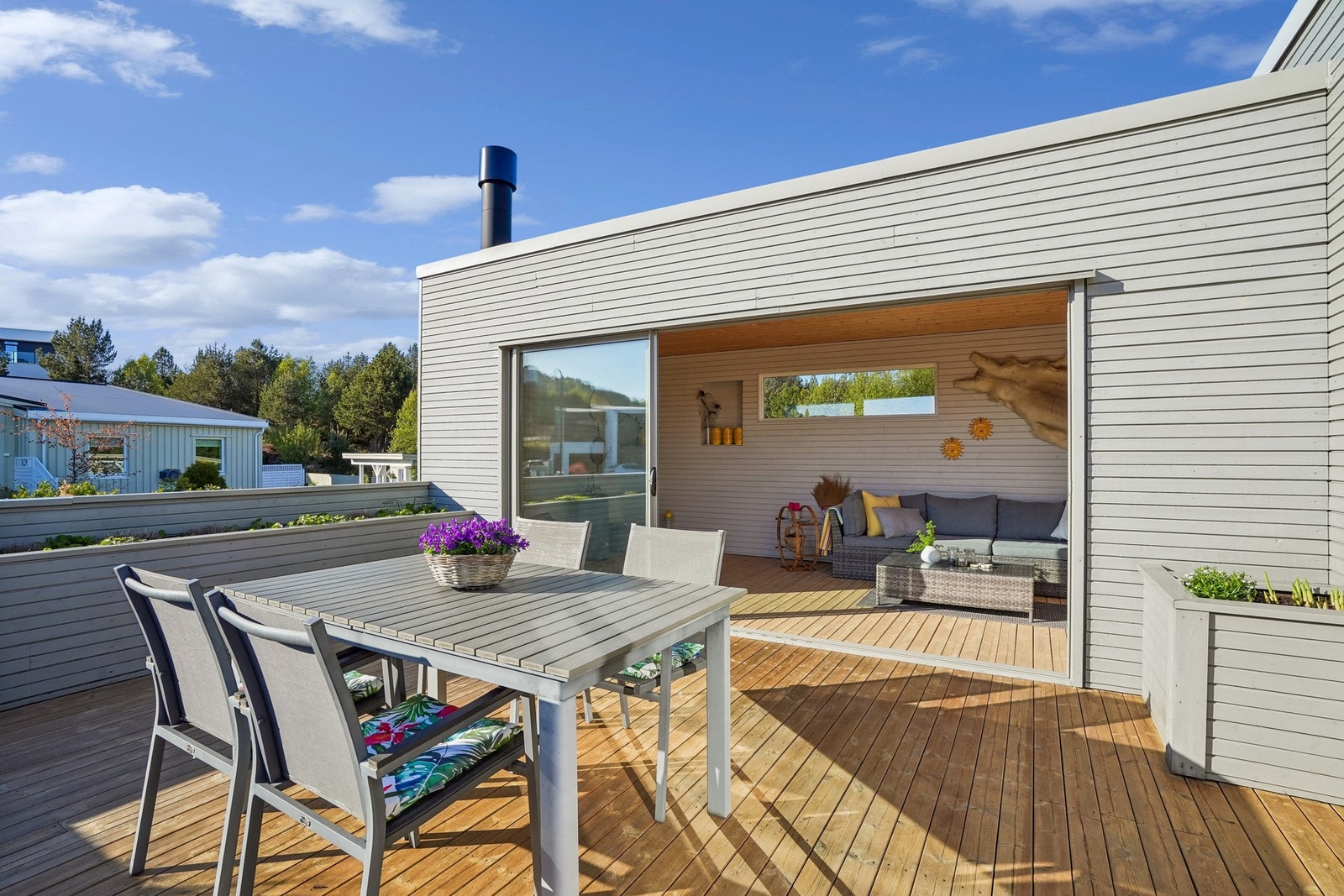 Her får du flere fine uteplasser som denne terrassen med hagestue og ypperlige solforhold. Et perfekt sted for avslappende dager, grilling på varme sommerkvelder. Galleribilde